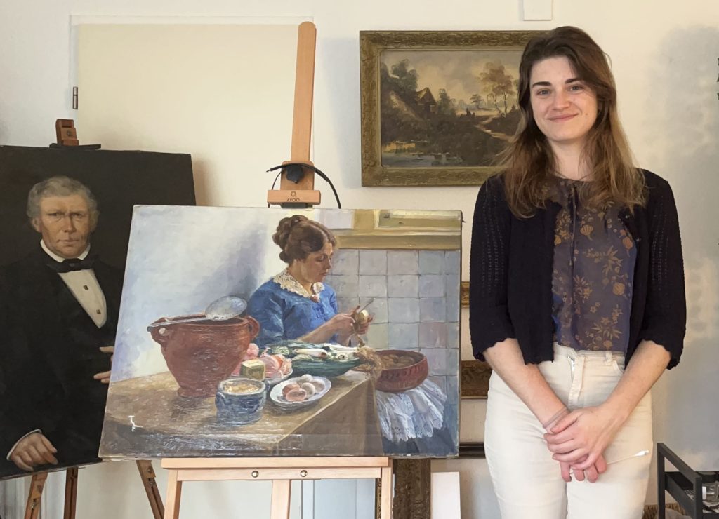 Schilderijenrestauratrice Jessie Carter in haar atelier
